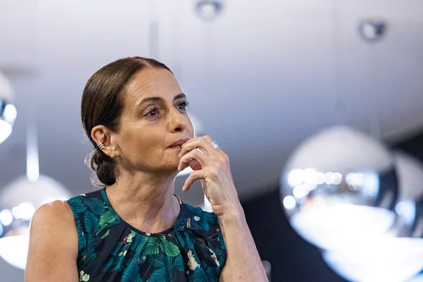 A atriz Denise Fraga, que está em Brasília para se apresentar na peça de teatro Eu de Você, é entrevistada pela repórter Juliana Barbosa - Metrópoles