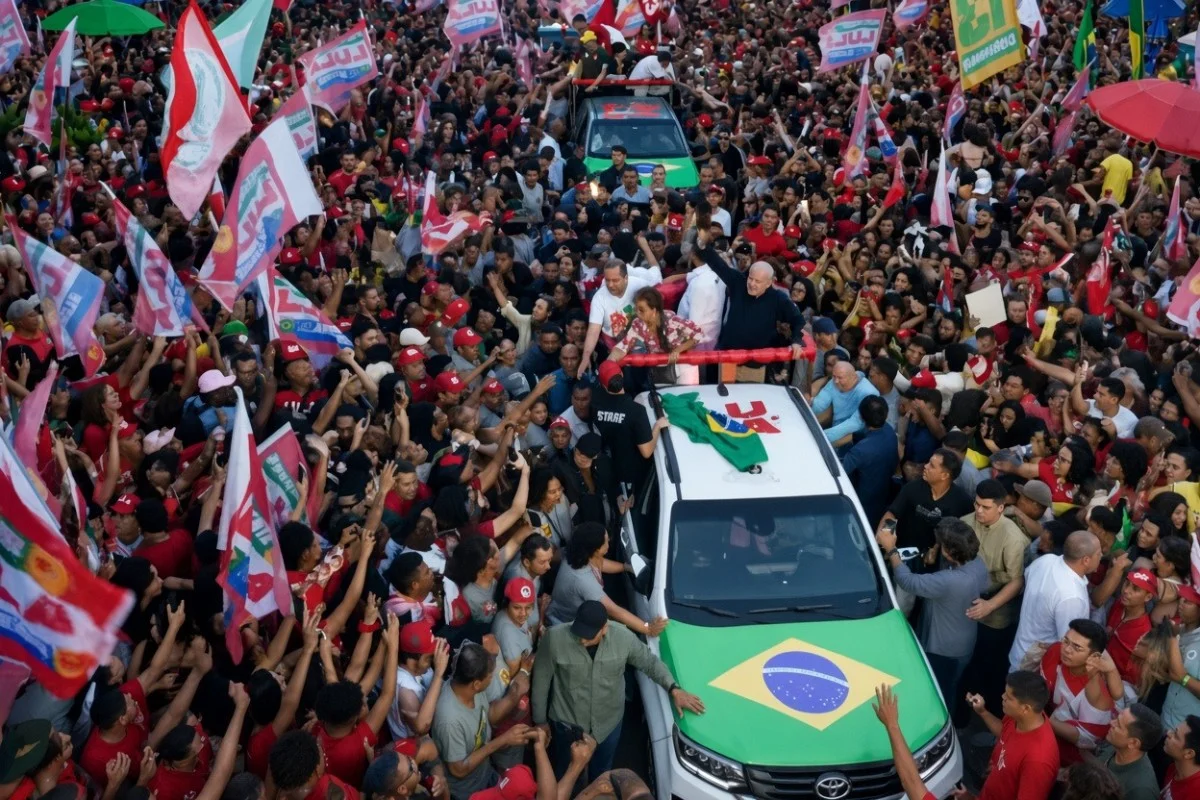 “General Janones e eu, marechal Silva, vamos comandar essa derrota do inimigo”, afirmou Lula “General Janones e eu, marechal Silva, vamos comandar essa derrota do inimigo”, afirmou Lula