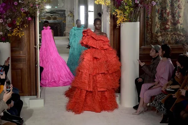 Valentino e Balmain são destaques no penúltimo dia da Alta-Costura