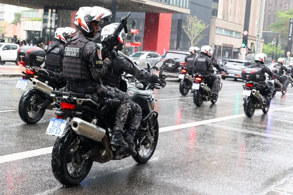 Imagem mostra PM em moto com fuzil - Metrópoles