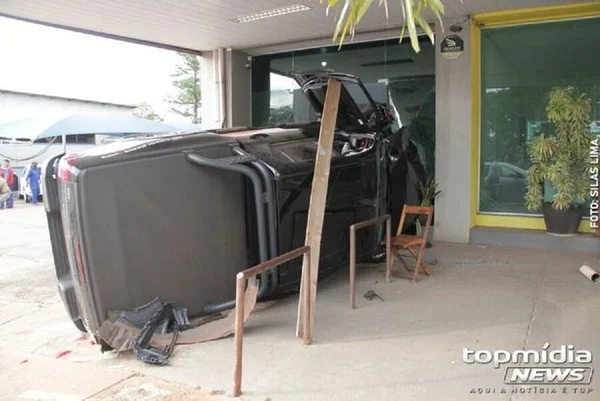Vídeo flagra acidente que destruiu entrada de escritório em MS