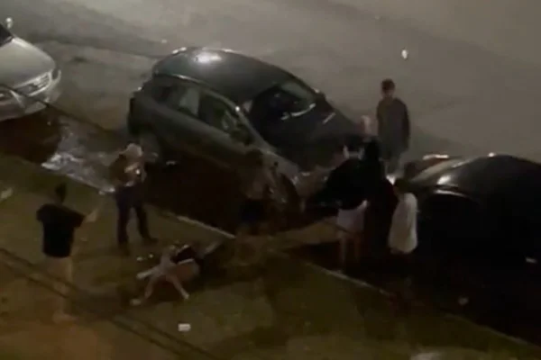 Vídeo: mulher leva soco de homem e desmaia durante confusão no DF