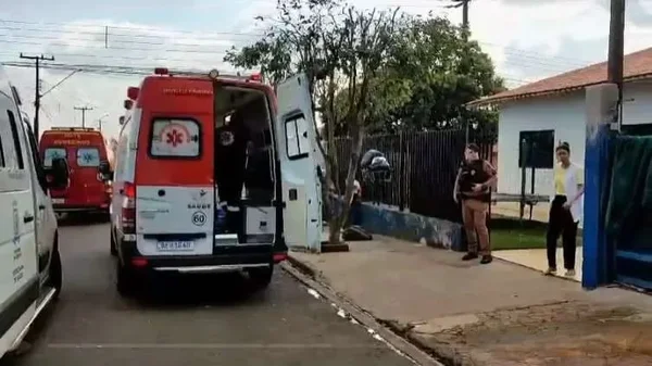 Fotografia colorida- ambulância-atendimento