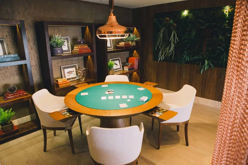 O ambiente é estruturado em quatro ambientes descontraídos interligados entre si: lounge da prosa, área de degustação, espaço da lareira e espaço de jogos O ambiente é estruturado em quatro ambientes descontraídos interligados entre si: lounge da prosa, área de degustação, espaço da lareira e espaço de jogos