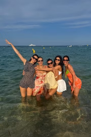 A trupe de beldades aproveitou para entrar no mar
