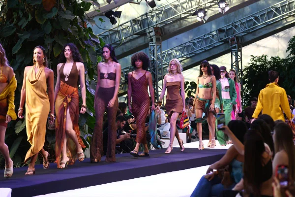 Lago - Desfile Bloco 1 quinta-feira Metropoles Catwalk - Metrópoles