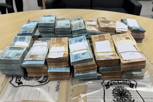 Imagem colorida de dinheiro apreendido em mala de ligada ao PSD pela PF - Metrópoles