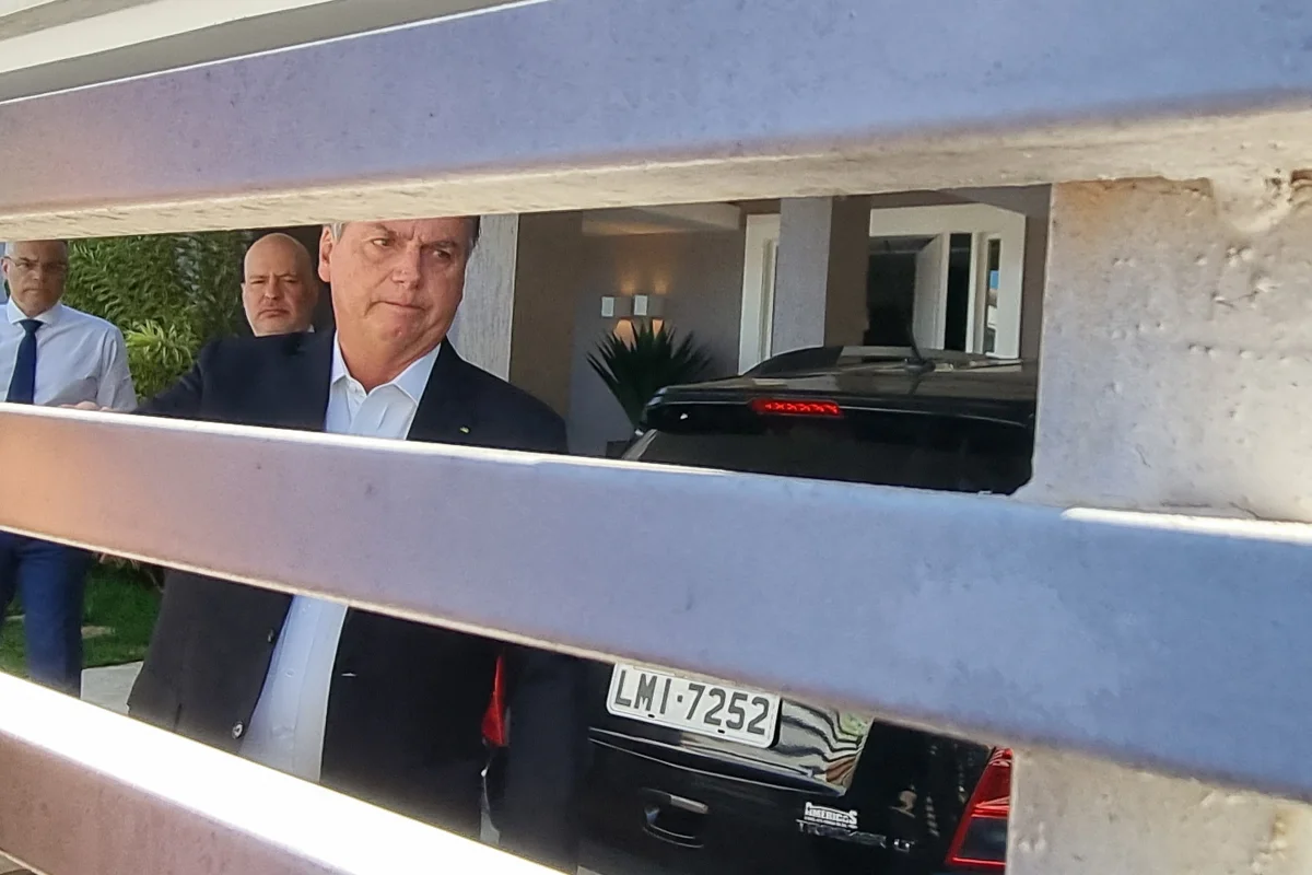 Ex-presidente da República Jair Bolsonaro PL na garagem de casa no lago Sul Metrópoles