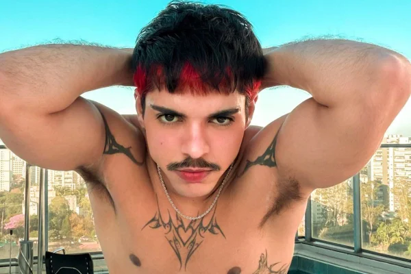 Foto colorida do influencer Mady Beeong
