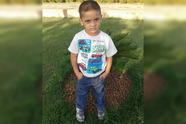Garoto em pé com as mãos no bolso