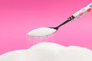 Existem diferentes tipos de açúcar, como o refinado, o cristal, o mascavo, o demerara e o de coco. O refinado é o mais prejudicial 