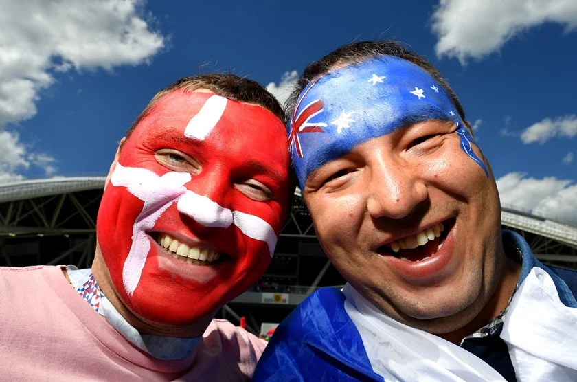 Torcedores da Dinamarca e Austrália aproveitam a atmosfera pré-jogo Torcedores da Dinamarca e Austrália aproveitam a atmosfera pré-jogo