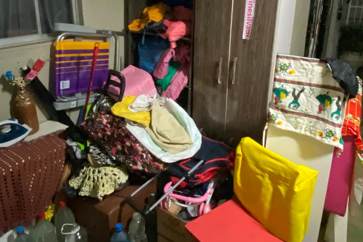 O excesso de itens impede a circulação em parte da residência da idosa, que teve a identidade preservada O excesso de itens impede a circulação em parte da residência da idosa, que teve a identidade preservada