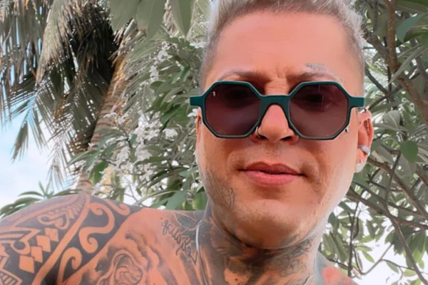Igor Kannário posa sem camisa e de óculos escuros - Metrópoles