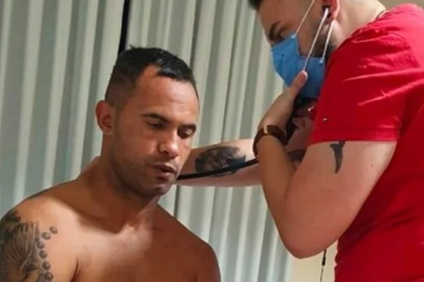 Goleiro Bruno é examinado após intoxicação alimentar