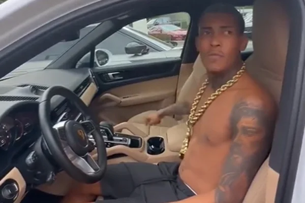 Print de um vídeo em que MC Poze do Rodo aparece dentro de um carro sem camisa - Metrópoles