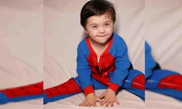 Vicenzo, criança com Síndrome de Down que foi impedido de entrar em brinquedoteca de restaurante em Taguatinga. Na foto ele usa fantasia de Homem-Aranha e sorri - Metrópoles