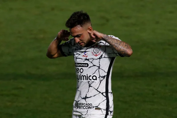 Gustavo Mosquito, do corinthians, aparece comemorando gol contra o Red Bull Bragantino pelo Campeonato Brasileiro de 2022- Metropoles