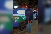 Nos vídeos, ele aparece com um pano amarrado ao nariz, cobrindo metade do rosto, possivelmente para prejudicar o trabalho da polícia ao tentar identificá-lo Nos vídeos, ele aparece com um pano amarrado ao nariz, cobrindo metade do rosto, possivelmente para prejudicar o trabalho da polícia ao tentar identificá-lo