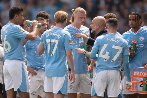 Imagem colorida dos jogadores do Manchester City com Pep Guardiola - Metrópoles