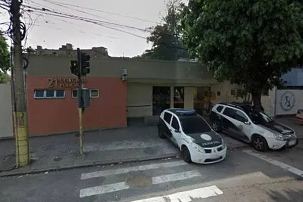 Imagem colorida mostra fachada de delegacia no Rio de Janeiro. Mãe e companheira foram presas por suspeita de envolvimento na morte de menino de três anos - Metrópoles