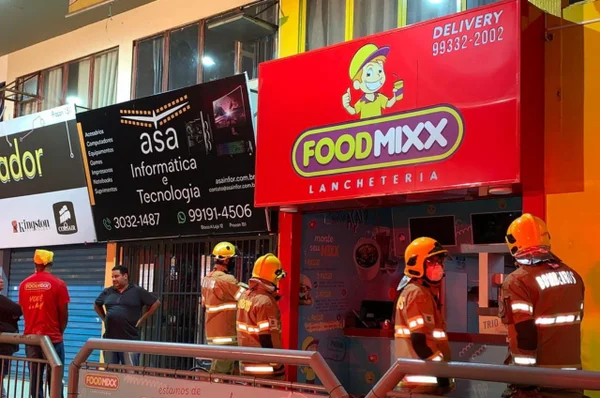 Bombeiros apagam incêndio na Asa Norte