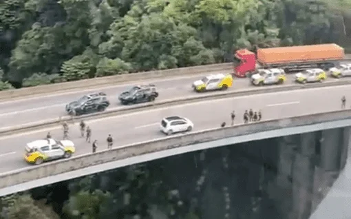 Bandidos fazem reféns em assalto e perseguição fecha rodovia no Paraná