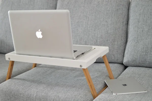 Laptop em apoio no sofá