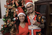 Dona Ruth posa com o filho, João Gustavo, durante a festa de Natal