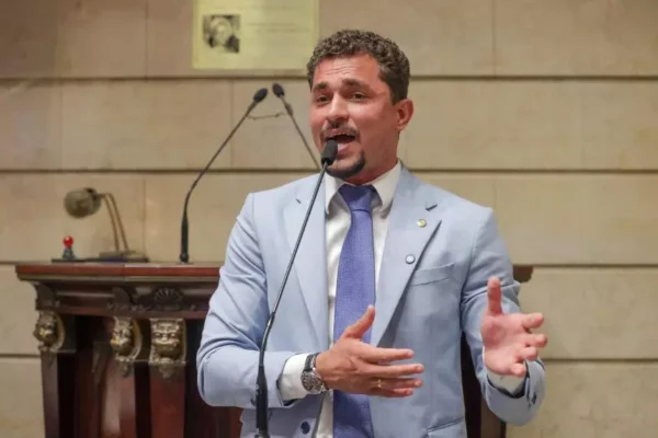 Salvino Oliveira é investigado por manter relações com o CV