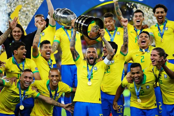 Em noite de VAR e Jesus expulso, Brasil segura Peru e levanta a taça