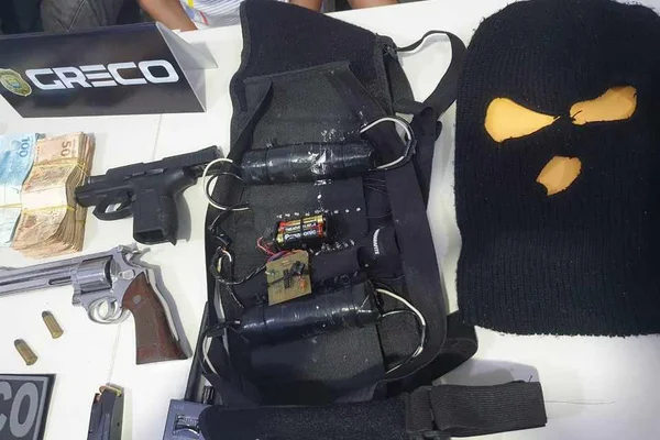 Colete com explosivos falsos