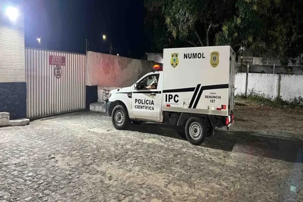Imagem colorida, veículo do IML estacionado - Metrópoles