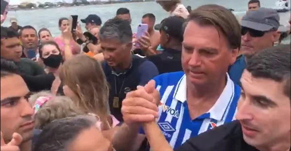 Assessor de Bolsonaro posta vídeos do presidente e ironiza pesquisas