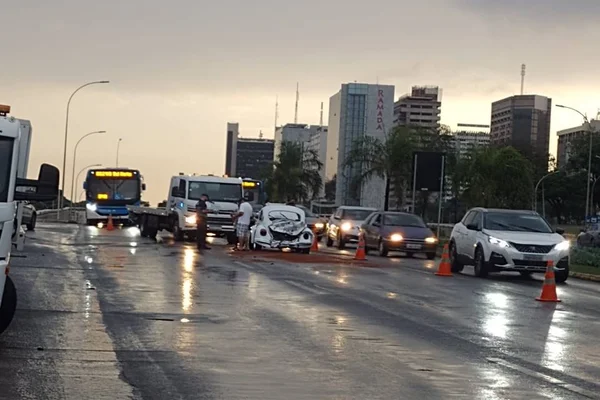 Via congestionada após batida de fusca