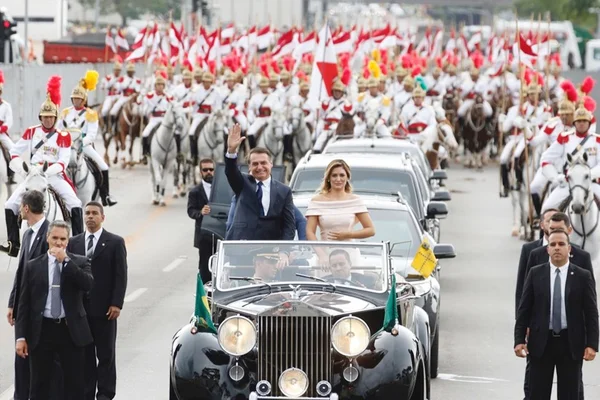 Primeira-dama aposta em figurino sóbrio para a posse de Bolsonaro
