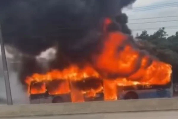 Fogo em ônibus durante manifestação - Metrópoles