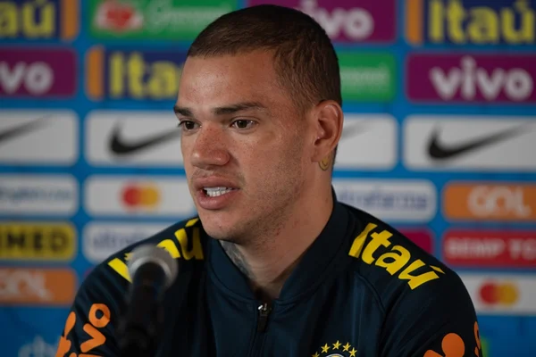 Titular da Seleção, Ederson vê Alisson à frente como melhor do mundo