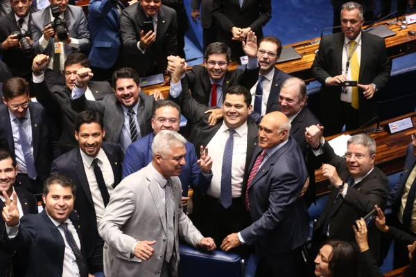 Após desistência de Renan, Alcolumbre é eleito presidente do Senado