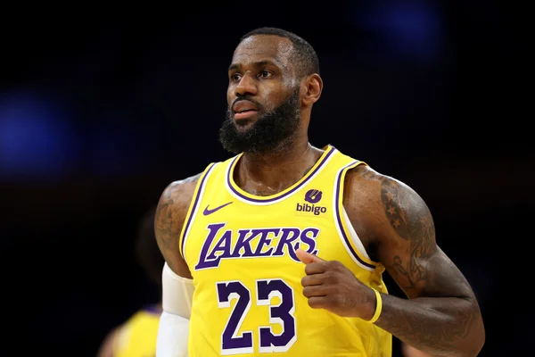 Imagem colorida de LeBron James