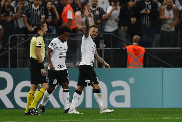 Maicon faz dois, Corinthians bate Boca e lidera na Libertadores
