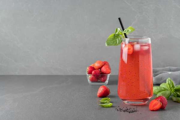 Imagem colorida de suco de morango - Metrópoles