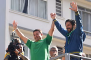 Prefeito de SP, Ricardo Nunes (à direita), e vice, Mello Araújo (à esquerda) em ato bolsonarista na Paulista