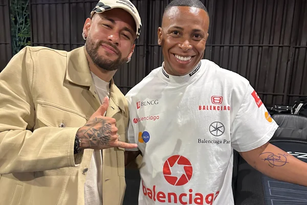 Neymar e Raoni Soares posam juntos após jogador autografar o braço do fã - Metrópoles
