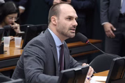 Eduardo Bolsonaro apresentou projeto na Câmara para regulamentar influenciadores que divulgam apostas