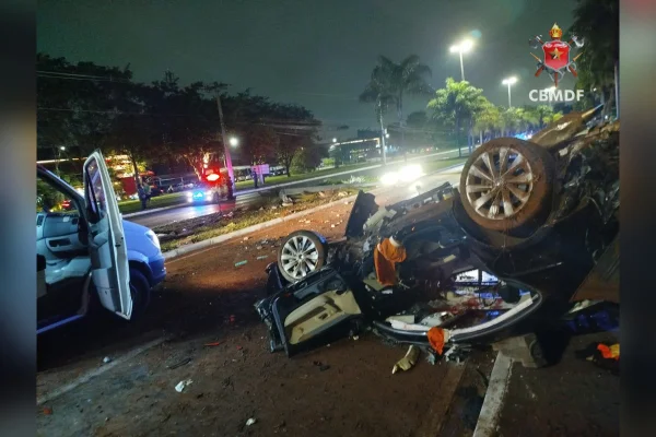 Carro bate em poste e capota no Sudoeste