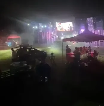 Imagem colorida de evento interrompido pela PM - Metrópoles