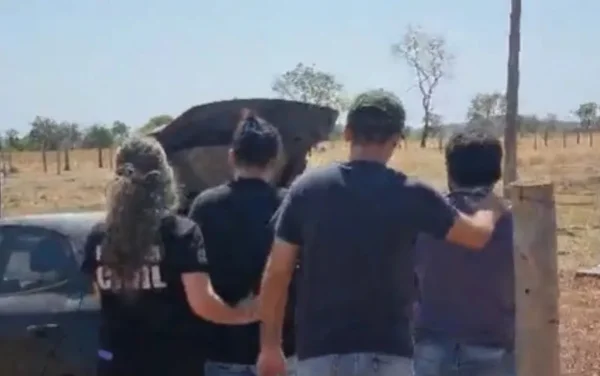 imagem colorida padrasto preso abuso enteadas
