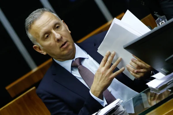 Relator da reforma tributária, deputado Aguinaldo Ribeiro (PP-PB), durante sessão no Plenário da Câmara