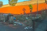 O cenário no local é acúmulo, com caçambas transbordando de lixo, assim como entulhos e resíduos espalhados no local